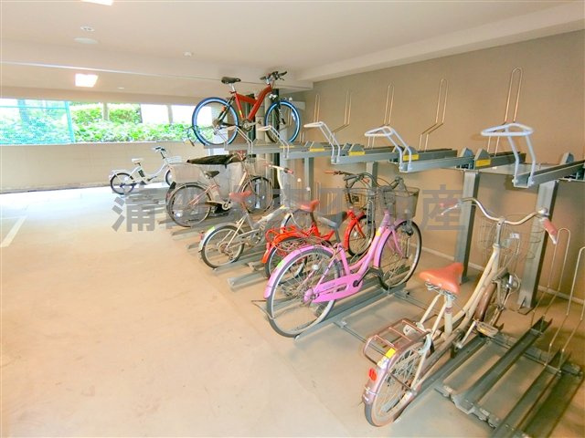 コンシェリア蒲田のその他共用部分|屋根付きラック式の駐輪場