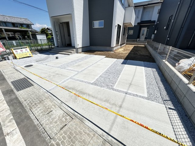 新築　高崎市柴崎町1期　１号棟の駐車場|現地写真　駐車スペースは並列2台+1台分可能です！
