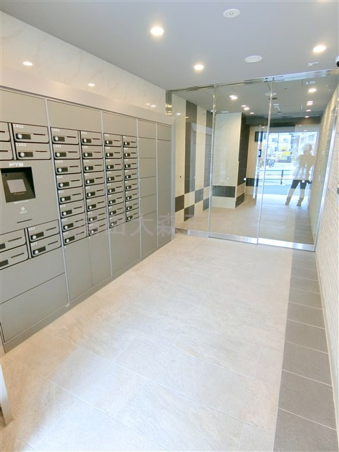 プライマル蒲田のエントランス|防犯カメラTVモニター付オートロック宅配BOXメールBOX管理人室　エントランス