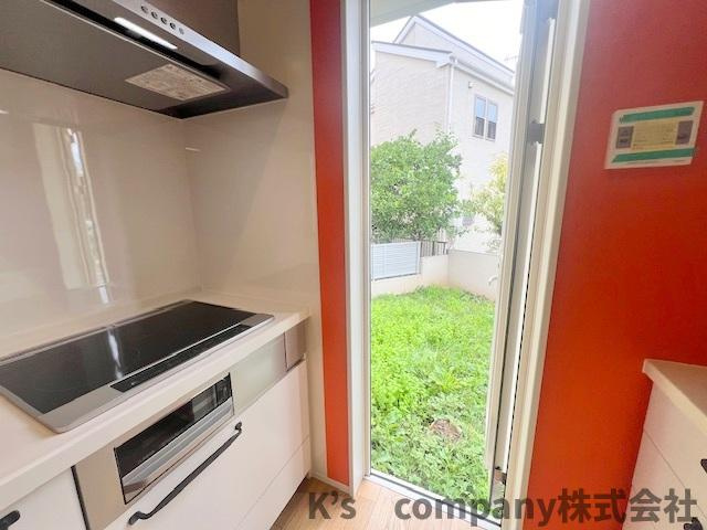 ◎茅ヶ崎市円蔵2丁目　新築戸建のキッチン|キッチンからゴミ出しができる勝手口付き☆