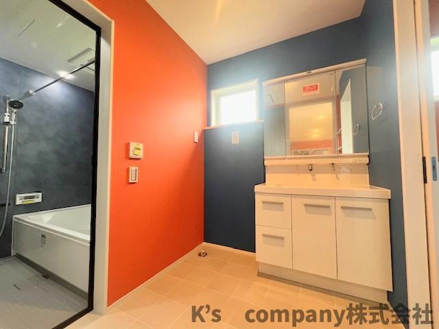 ◎茅ヶ崎市円蔵2丁目　新築戸建の独立洗面台|三面鏡の内側には小物収納が充実しています◇