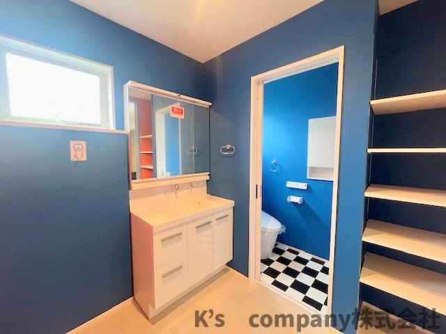 ◎茅ヶ崎市円蔵2丁目　新築戸建の脱衣所|脱衣スペースにあるタオルなどの収納は仕切り棚付きです◇