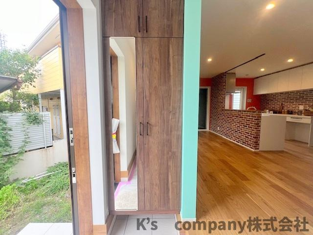 ◎茅ヶ崎市円蔵2丁目　新築戸建の玄関|玄関周辺スペース◇お出かけ前の身だしなみチェックができるミラー付きシューズインクローゼット☆