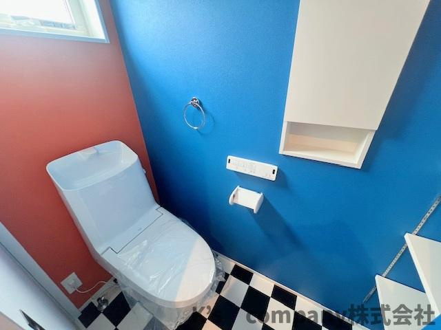 ◎茅ヶ崎市円蔵2丁目　新築戸建のトイレ|アクセントカラーを使用したおしゃれなトイレ☆