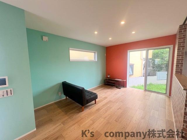 ◎茅ヶ崎市円蔵2丁目　新築戸建の居間・リビング|リビングスペース◇アクセントカラーを取り入れたおしゃれな空間☆