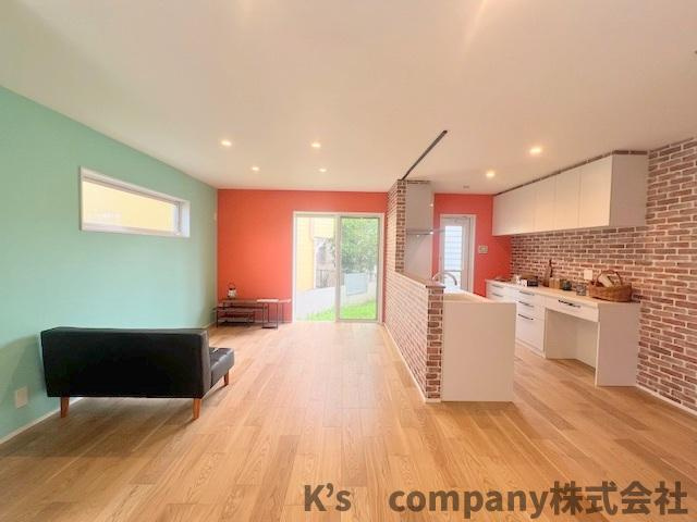 ◎茅ヶ崎市円蔵2丁目　新築戸建の居間・リビング|２面採光で明るく、家具の配置がしやすい間取りになっています◇