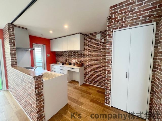 ◎茅ヶ崎市円蔵2丁目　新築戸建のキッチン|レンガ調の壁はカントリー調の印象で暖かみのあるスペースに♪