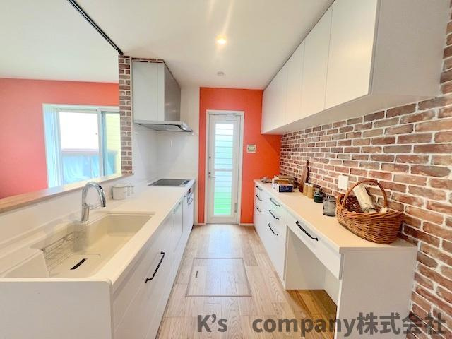 ◎茅ヶ崎市円蔵2丁目　新築戸建のキッチン|キッチンの背面には備え付けの収納と吊戸棚付き♪