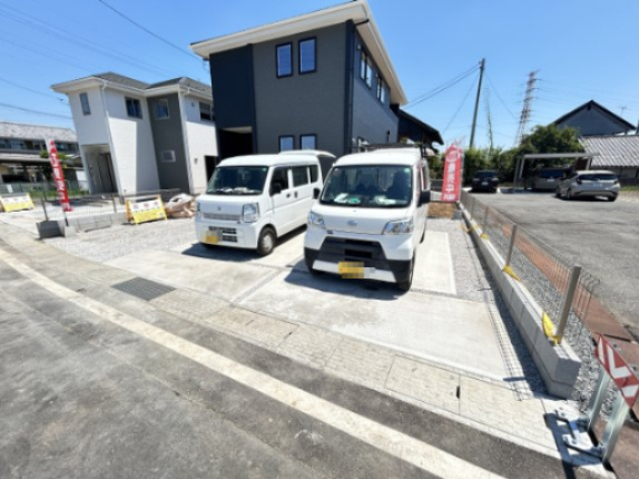 新築　高崎市柴崎町1期　2号棟の駐車場|現地写真　駐車スペースは並列3台分可能です！
