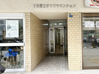 【エントランス】 | お客様を、そして住人を出迎えてくれるマンションのエントランス。ゴミが落ちていないことからも、管理状態の良さや住民の節度の高さが見て取れます。～即日のご見学可能～　お問合せはお気軽にどうぞ。