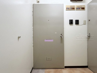 【その他共用部分】 | 皆様をお迎えする、お部屋の玄関ドア。開けやすさや開放角度、ドアノブの操作しやすさや鍵の形状などを、現地で一度ご確認ください。～即日のご見学可能～　お問合せはお気軽にどうぞ。