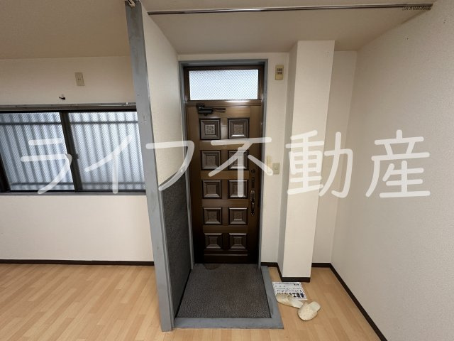 ピースハイツ長堂B棟の玄関