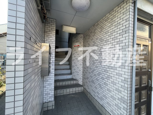 ピースハイツ長堂B棟のエントランス