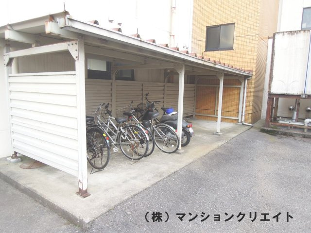 アペックス開発(投資)の駐輪場