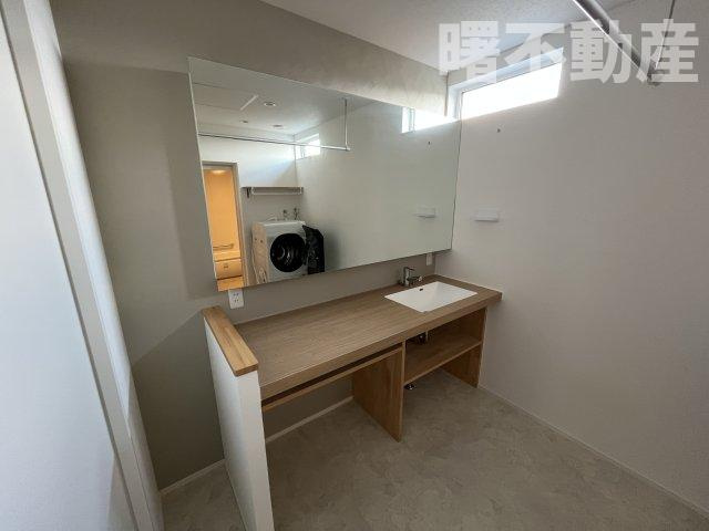 天童市大字山元346-7　中古住宅のその他|大きな鏡が特徴の洗面スペース