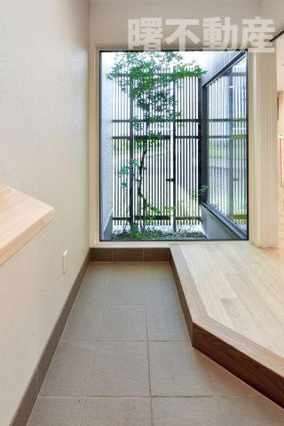 天童市大字山元346-7　中古住宅の玄関|ゆったりとした玄関。奥には内庭、右手側にシューズクロークがあります