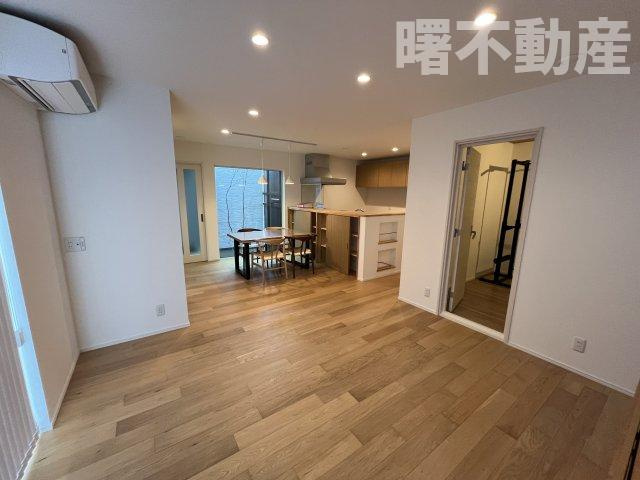 天童市大字山元346-7　中古住宅の居間・リビング|南窓でとても明るいリビング