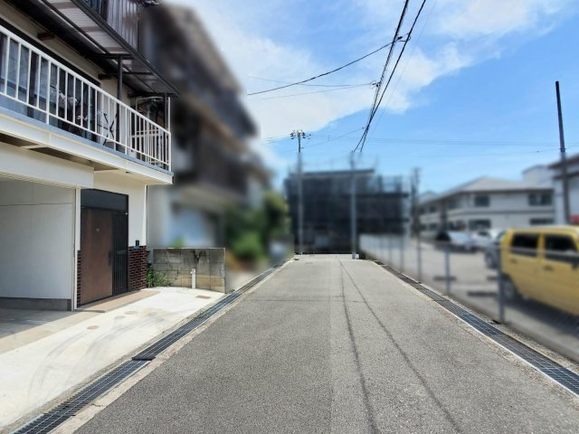 高知市薊野西町3丁目　中古戸建ての前面道路含む現地写真