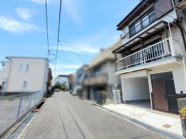 高知市薊野西町3丁目　中古戸建ての前面道路含む現地写真