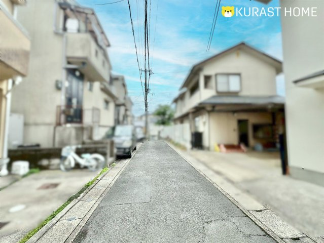 京都市西京区山田葉室町　中古戸建の前面道路含む現地写真