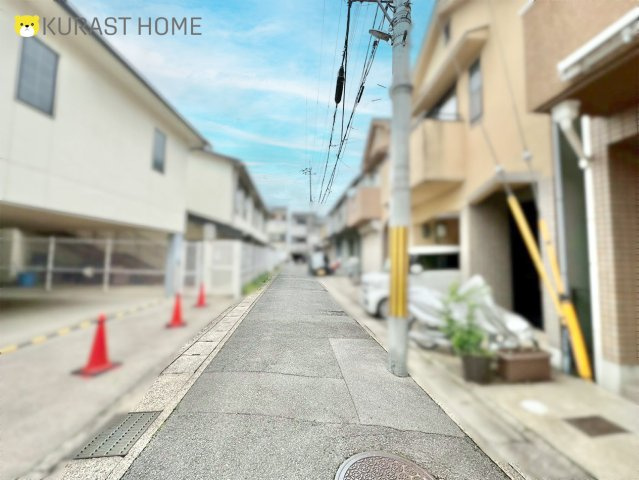 京都市西京区山田葉室町　中古戸建の前面道路含む現地写真