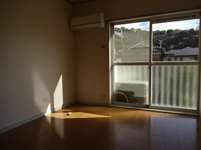 エステートピア宮ノ下Ⅱ番館の居間・リビング