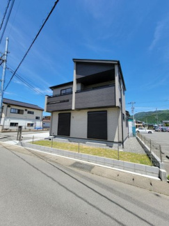 【前面道路含む現地写真】 | 南西角地で日当り良好　東側隣地は駐車場の為、開放感がございます。