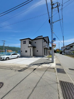 【前面道路含む現地写真】 | カースペースは3台並列で駐車可能　長期優良住宅認定で安心生活！