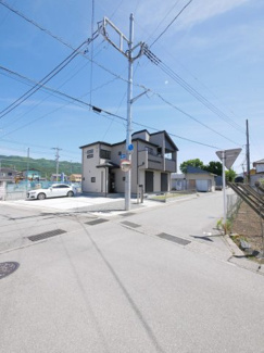 【前面道路含む現地写真】 | 西側道路は一方通行です。