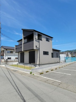 【外観】 | 甲府市里吉4丁目 オール電化新築戸建 南西角地・車3台並列