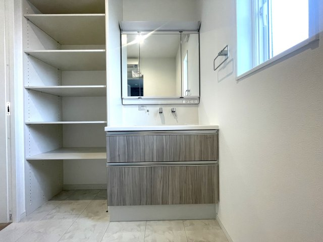 佐伯区薬師が丘二丁目　№35423の独立洗面台|3面鏡付きで裏の収納も便利です。