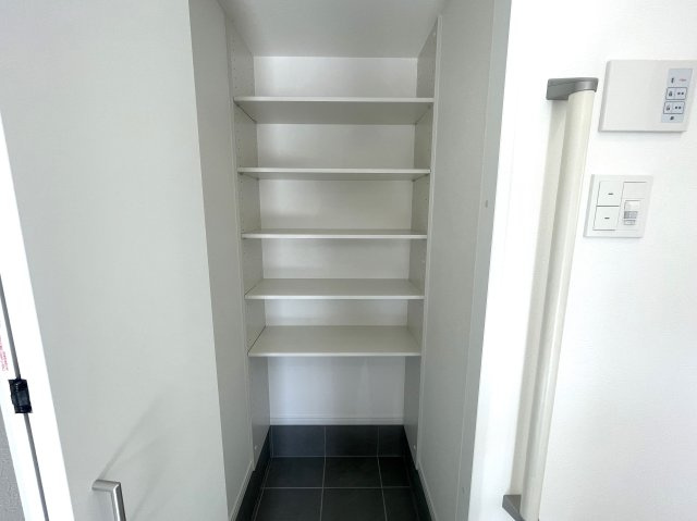 佐伯区薬師が丘二丁目　№35423のその他|シューズインクローク付き。
趣味の道具やベビーカーも収納できます。
