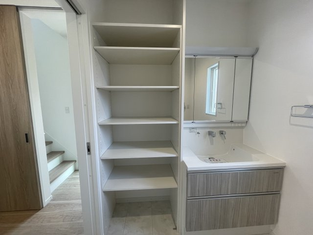 佐伯区薬師が丘二丁目　№35423の収納|脱衣所にも嬉しい
収納棚付き。