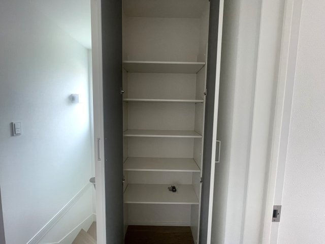 佐伯区薬師が丘二丁目　№35423の収納|2階階段横にも収納スペース有り