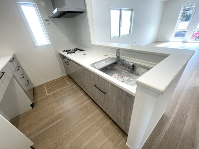 佐伯区薬師が丘二丁目　№35423のキッチン|対面式キッチンで
リビングを見渡せます。