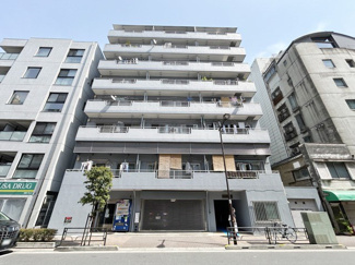 【外観】 | 手入れの行き届いた外壁やエントランスなど、「見ればわかる」レベルで清潔感を保ったマンションです。築年数を感じさせない姿で皆様をお出迎えします。～即日のご見学可能～　お問合せはお気軽にどうぞ。