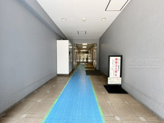 【エントランス】 | オートロックを備えた、マンションのエントランス。やはりセキュリティの観点は欠かすことができません。皆様を“安全”に送り出し、出迎えてくれます。～即日のご見学可能～　お問合せはお気軽にどうぞ。