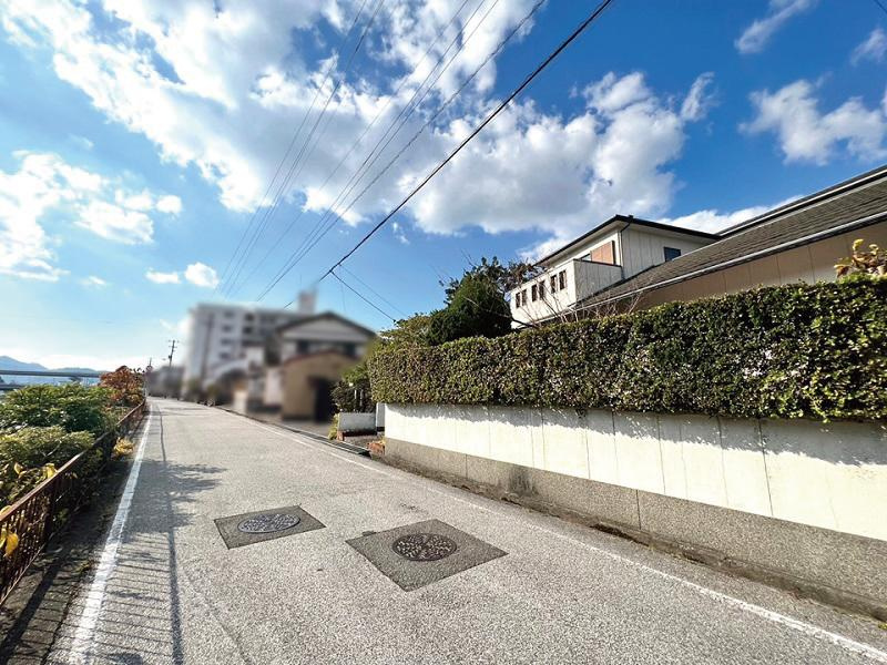 高知市高須新町4丁目　売土地の前面道路含む現地写真