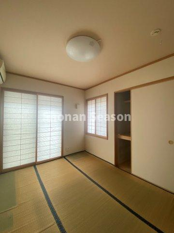 【和室】 | リビング繋がりの和室は、育児・家事・テレワークに用途を限りません♪
２方から出入り可能なので、客間にもおすすめですよ。