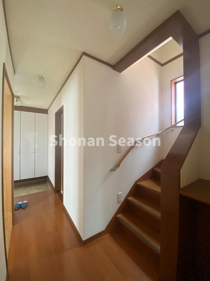 【内装】 | 昇降スムーズな手すりつき階段など、暮らしやすい仕様も嬉しいですね♪