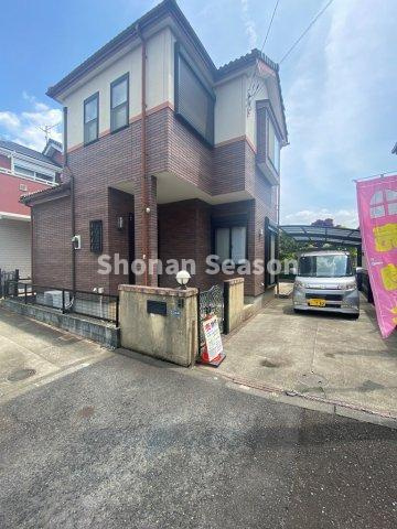 【外観】 | 平塚市エリアでマイホームをお探しのお客様に、見て頂きたい中古住宅◎
現況：空き家　いつでも内覧可能です。
ぜひお気軽にお問合せ下さいね♪