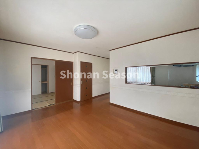 【居間・リビング】 | 家族が集まるリビングには、足元からじんわり温める「床暖房」を設置◎
埃が舞いにくく、安全性に優れております♪