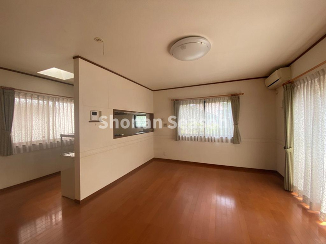 【キッチン】 | キッチンは会話も弾む、コミュニケーションが取りやすい対面式です♪　
間仕切りがあるので、キッチン内を上手に隠すことができますよ。