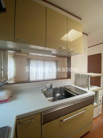 【キッチン】 | 増えがちなキッチン用品・お鍋・食器もたっぷり収納できる吊戸棚付き◎
キッチン周りがスッキリ片付きますよ♪