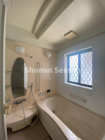 【浴室】 | 浴室乾燥機・追い炊き機能を備えた、設備充実の浴室はコチラです♪♪　
円形ミラーがオシャレですね。