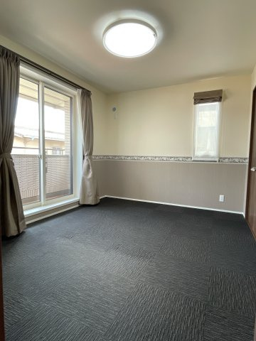 伊勢丘六丁目戸建住宅の洋室|6.7帖の主寝室です。ウォークインクローゼット（2.5帖）が収納に大活躍します。