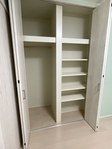 伊勢丘六丁目戸建住宅の収納|洋室4.6帖クローゼット。可動棚付です。