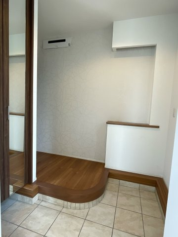 伊勢丘六丁目戸建住宅の玄関|玄関スペースもお洒落な空間を演出しています。