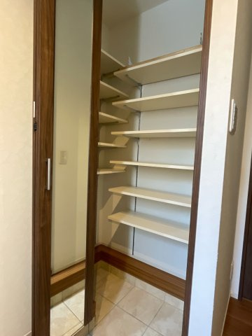 伊勢丘六丁目戸建住宅の収納|大容量のシューズクロークは、玄関を綺麗に整理することができます。