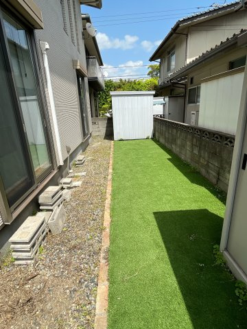 伊勢丘六丁目戸建住宅の庭|南に面した庭は陽当り良好。物置が２台あり、レジャー用品等の収納に大変便利です。